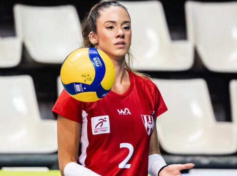 imagens-fortes:-jogadora-de-volei-mostra-ferimento-a-bala-apos-ataque