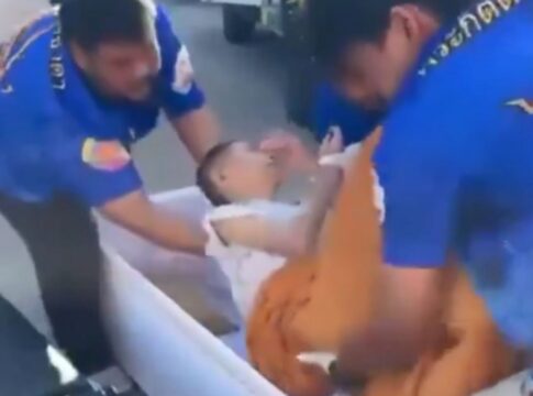 prestes-a-ser-cremada,-mulher-tailandesa-bate-no-caixao-e-e-salva