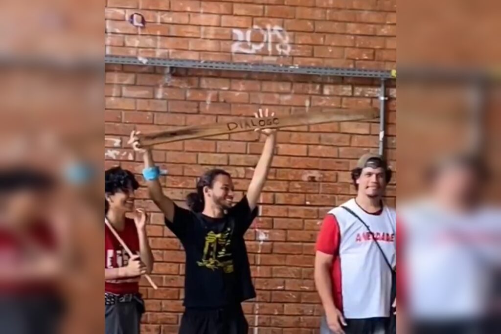 estudantes-da-unb-usam-pau-para-ironizar-“dialogo-com-extrema-direita”