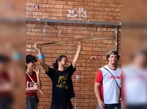 estudantes-da-unb-usam-pau-para-ironizar-“dialogo-com-extrema-direita”