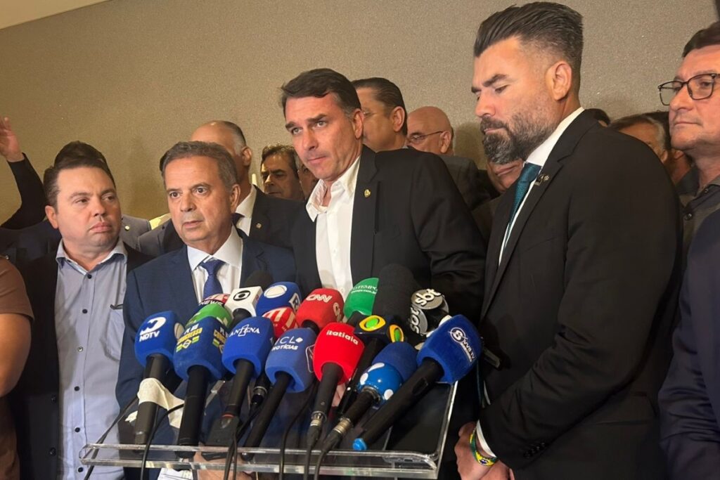 o-“day-after”-de-bolsonaro:-flavio-a-frente-do-cla