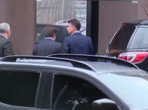 bolsonaro:-autorizados-por-moraes,-flavio-e-carlos-visitam-o-pai-na-pf