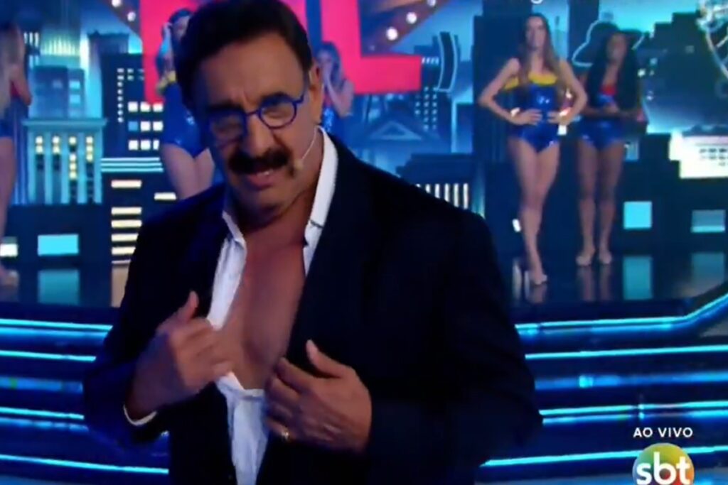 video:-ratinho-causa-polemica-ao-mostrar-o-mamilo-ao-vivo