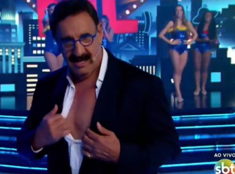 video:-ratinho-causa-polemica-ao-mostrar-o-mamilo-ao-vivo