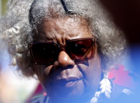 “cada-passo,-cada-pe,-reivindica-o-direito-a-vida”,-diz-escritora