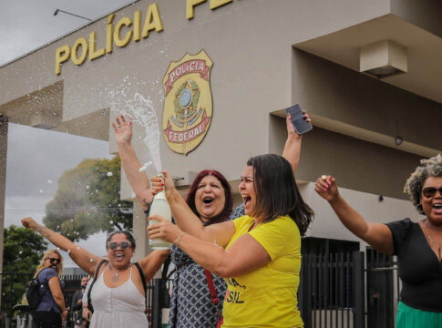 deputados-de-pt-e-psol-celebram-fim-do-julgamento-de-bolsonaro-no-stf