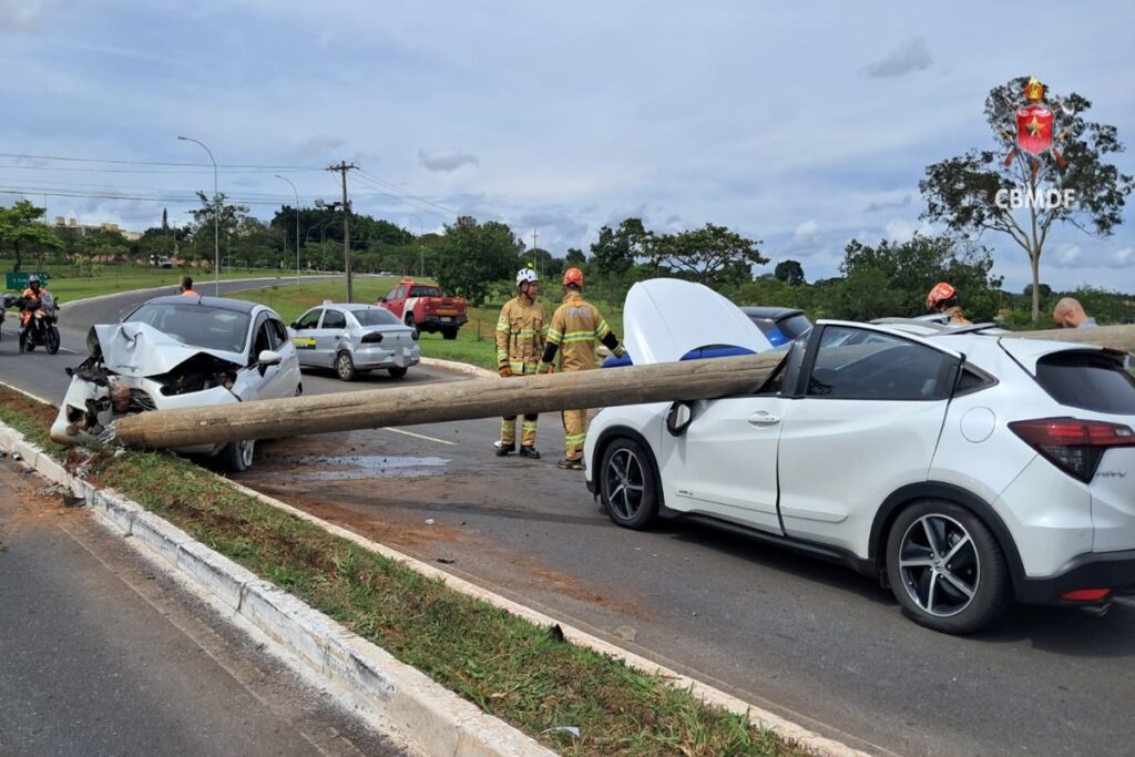 poste-de-luz-e-atingido-apos-colisao-e-cai-sobre-carro-em-ponte-do-df