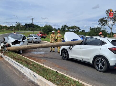 poste-de-luz-e-atingido-apos-colisao-e-cai-sobre-carro-em-ponte-do-df