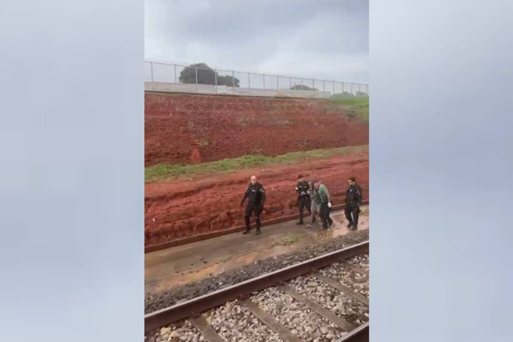 mulher-invade-trilho-do-metro-e-trafego-e-interrompido-temporariamente