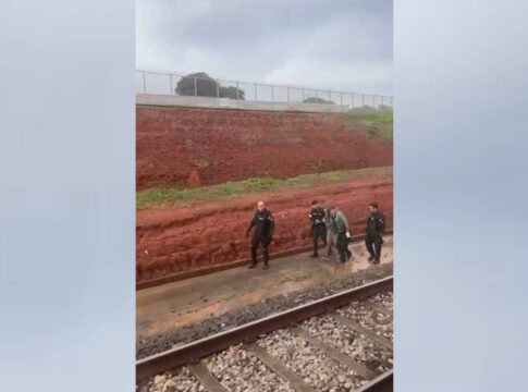 mulher-invade-trilho-do-metro-e-trafego-e-interrompido-temporariamente