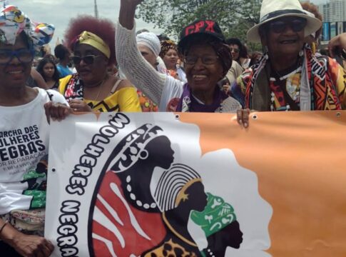 centenarias-em-marcha:-mulheres-negras-mostram-forca-do-movimento