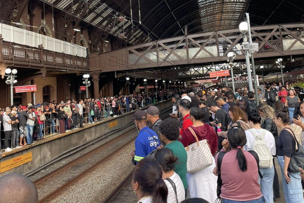 trens-da-linha-11-coral-ficam-parados-e-passageiros-sofrem-em-sp