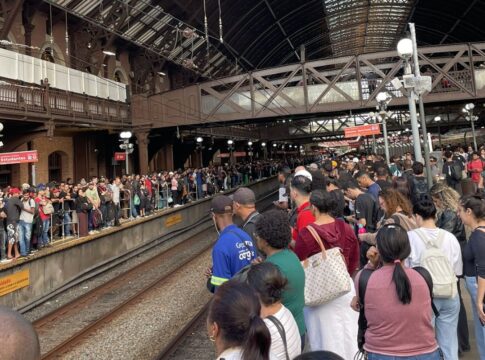 trens-da-linha-11-coral-ficam-parados-e-passageiros-sofrem-em-sp