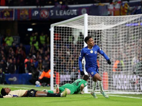 com-gol-de-estevao,-chelsea-atropela-barcelona-na-champions-league
