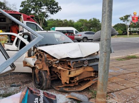 atingido-por-onibus,-carro-bate-em-poste-e-parada-no-eixo-monumental