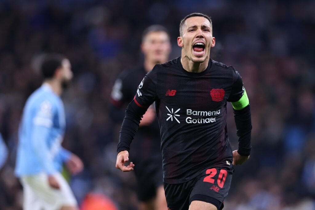 champions:-leverkusen-vence-city-fora-de-casa-e-sobe-na-classificacao