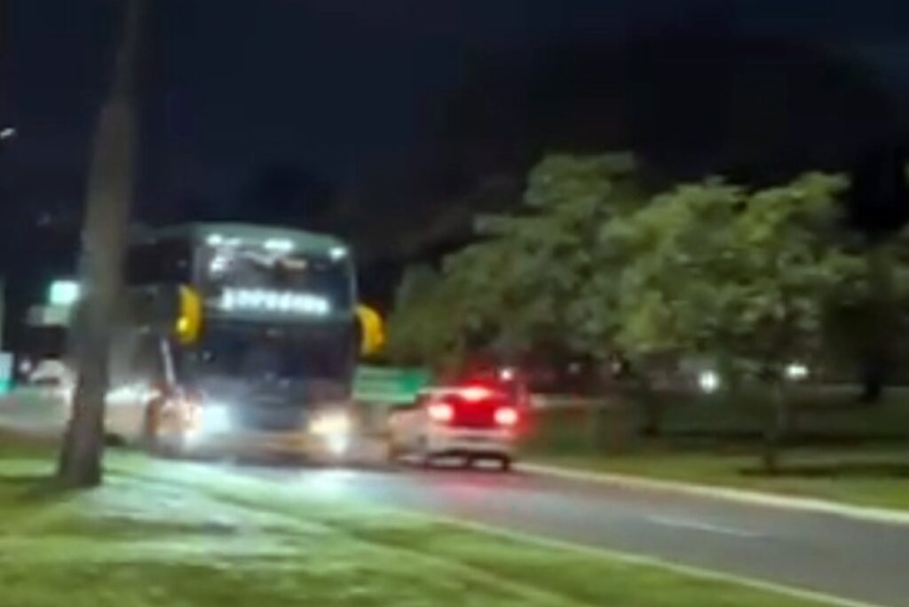 onibus-de-viagem-e-flagrado-andando-na-contramao-no-eixinho