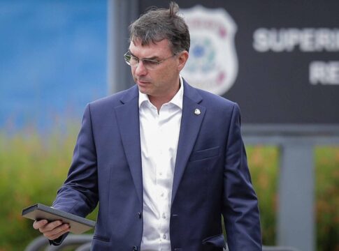 flavio-bolsonaro-assume-conversa-com-paulinho-da-forca-por-anistia