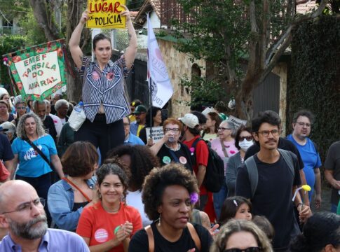 manifestantes-protestam-contra-entrada-de-pms-armados-em-escola-de-sp