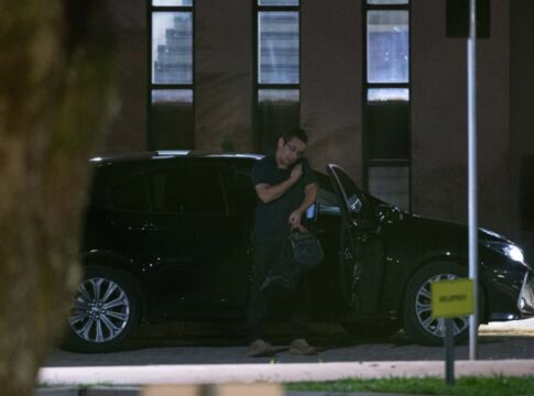 irmao-de-michelle-leva-itens-para-bolsonaro-na-superintendencia-da-pf