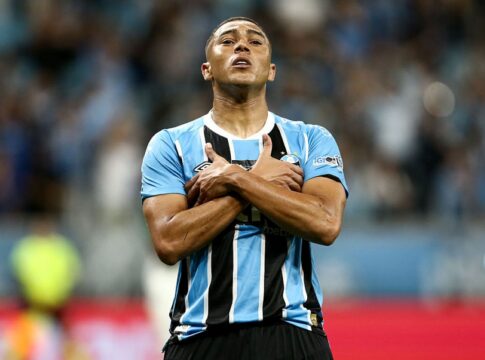 em-jogo-de-cinco-gols,-gremio-vence-palmeiras-de-virada-no-brasileirao