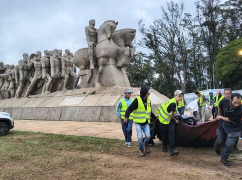 monumento-as-bandeiras:-area-historica-de-sp-vira-lamacal-apos-evento-da-netflix