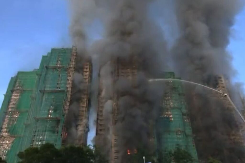 grande-incendio-em-complexo-residencial-de-hong-kong-deixa-feridos
