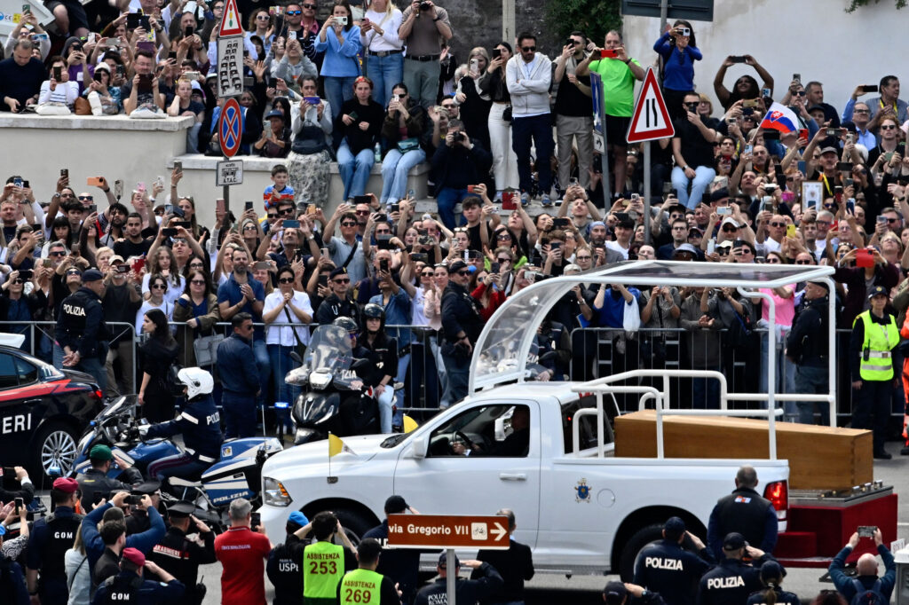 papamovel-de-francisco-e-transformado-em-clinica-movel-para-gaza