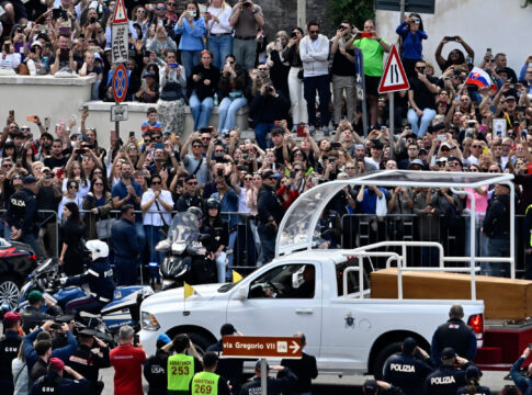 papamovel-de-francisco-e-transformado-em-clinica-movel-para-gaza