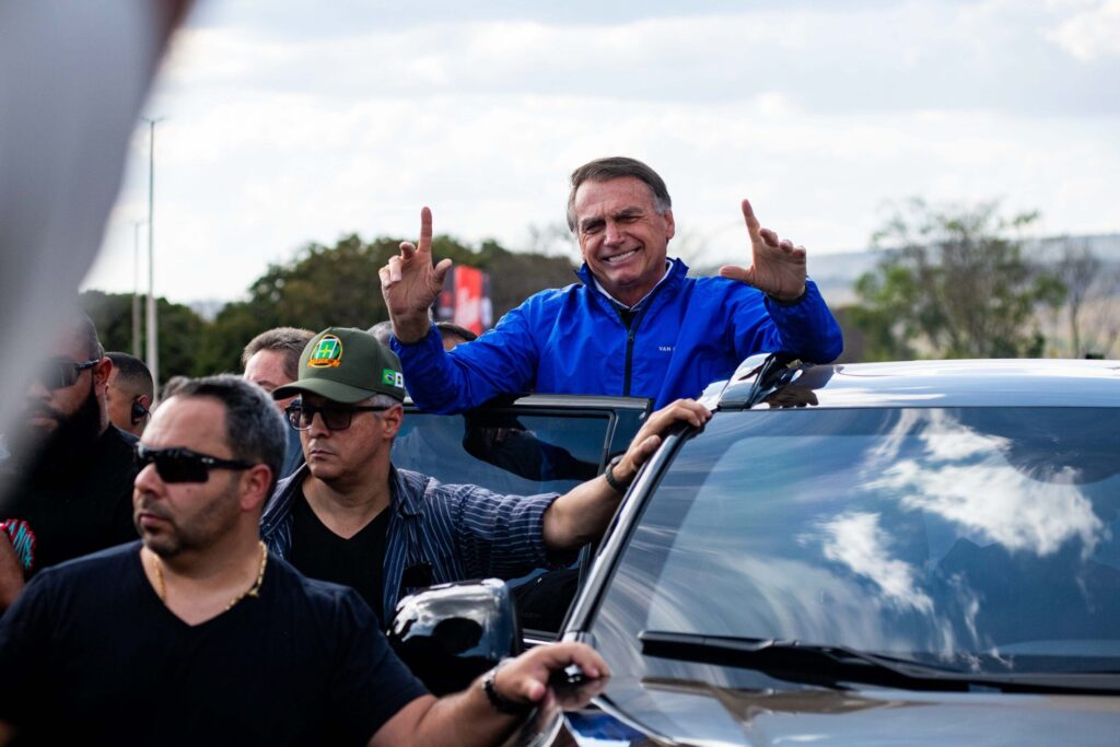 mesmo-preso,-bolsonaro-tem-direito-a-8-assessores-e-veiculos-oficiais