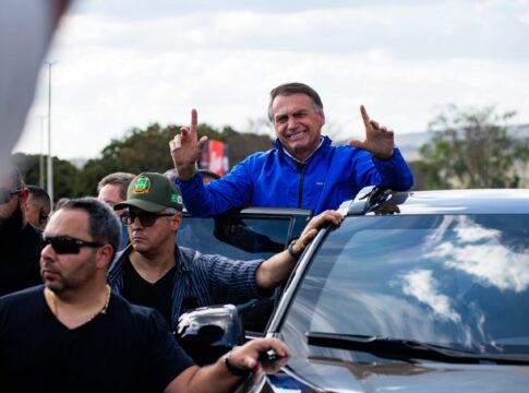 mesmo-preso,-bolsonaro-tem-direito-a-8-assessores-e-veiculos-oficiais