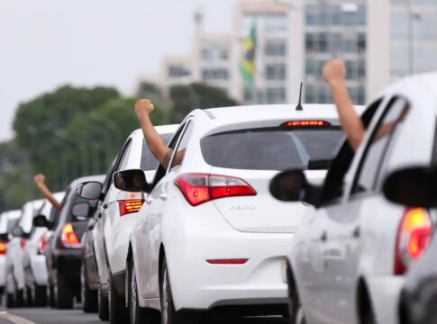 motoristas-de-aplicativo-cairam-no-“conto-do-vigario”,-diz-sakamoto