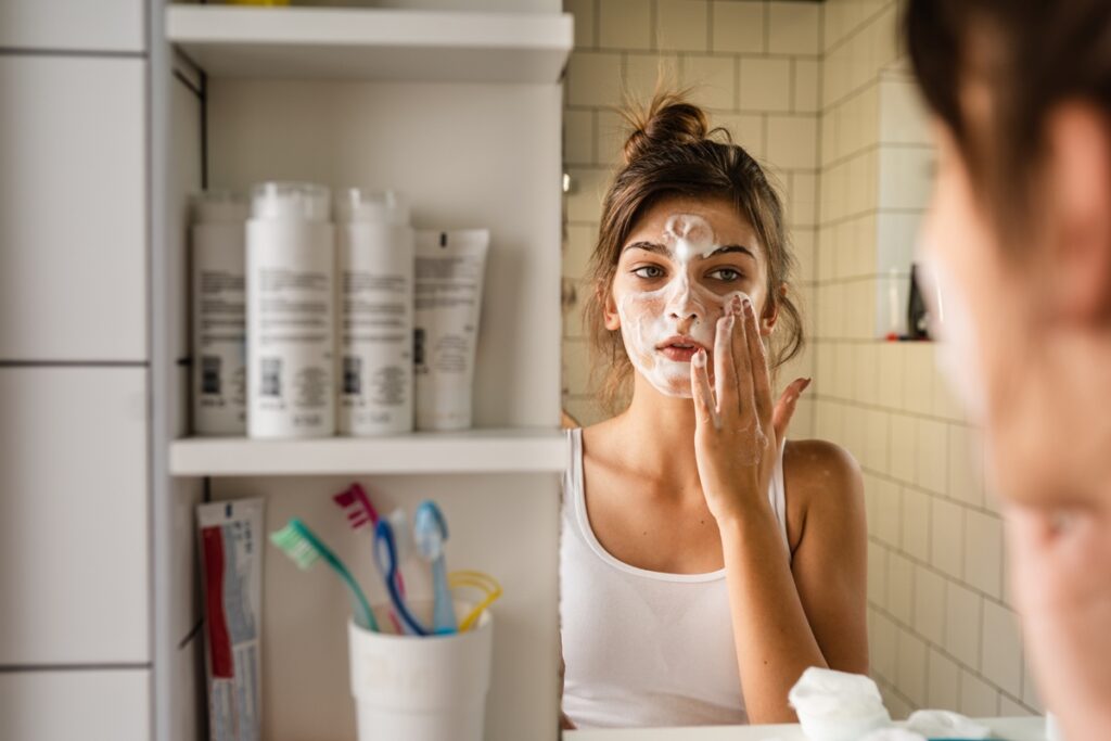 skincare-na-adolescencia:-medica-alerta-para-riscos-do-uso-de-produtos