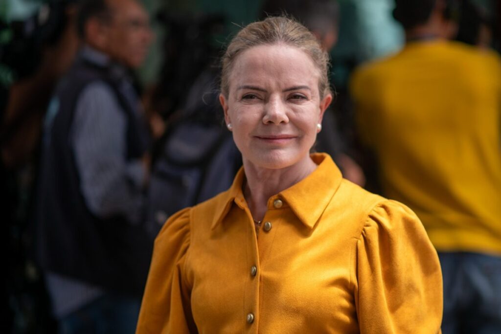 gleisi-afaga-motta-e-alcolumbre-apesar-de-“falta”-a-sancao-do-novo-ir