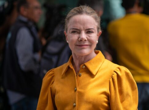 gleisi-afaga-motta-e-alcolumbre-apesar-de-“falta”-a-sancao-do-novo-ir