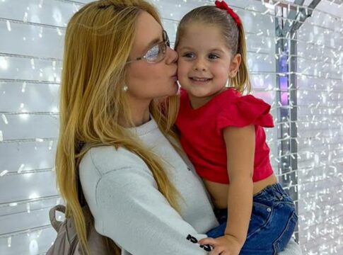 virginia-fonseca-machuca-o-olho-durante-brincadeira-com-maria-flor