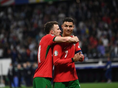 cristiano-ronaldo-presenteia-familia-do-ex-jogador-diogo-jota.-confira