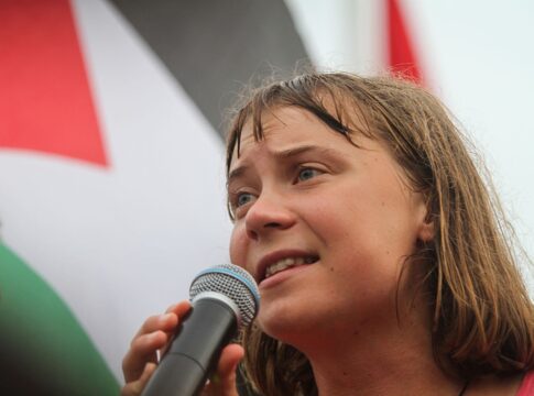 apos-protesto,-greta-thunberg-e-multada-e-proibida-de-entrar-em-veneza