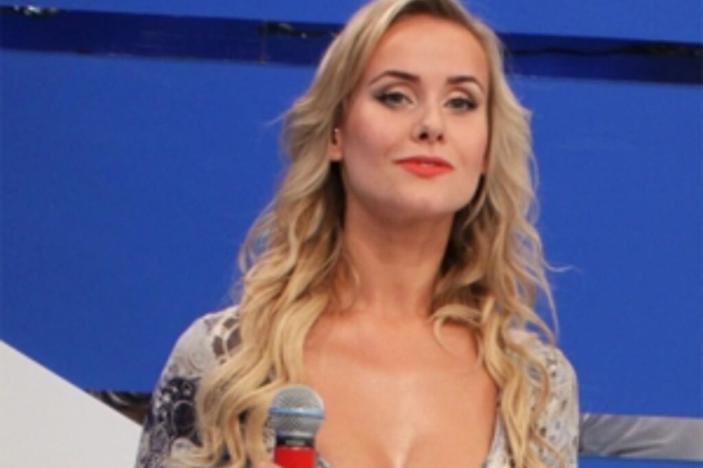 ex-sbt-lola-melnick-e-flagrada-em-delegacia-para-denunciar-o-ex;-fotos