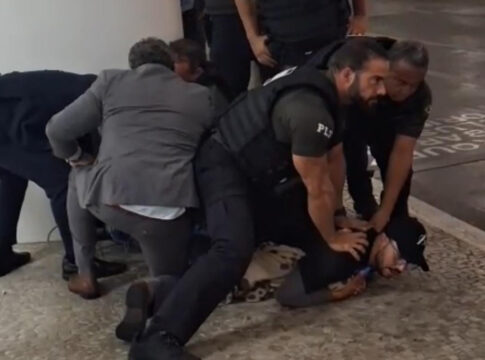 homem-e-preso-ao-se-acorrentar-para-protestar-no-congresso-nacional