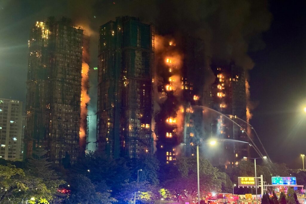 hong-kong:-policia-prende-3-suspeitos-por-mega-incendio-em-arranha-ceu
