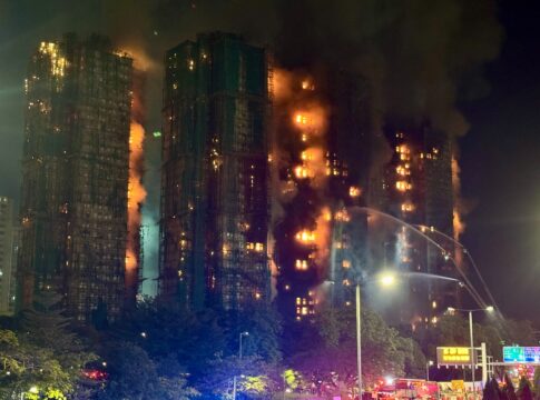 hong-kong:-policia-prende-3-suspeitos-por-mega-incendio-em-arranha-ceu