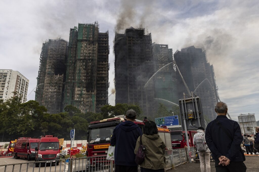 com-ao-menos-55-mortos,-incendio-em-hong-kong-persiste-apos-24-horas