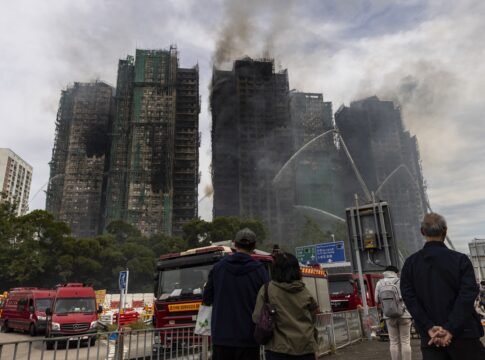 com-ao-menos-55-mortos,-incendio-em-hong-kong-persiste-apos-24-horas