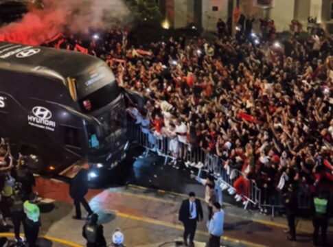 libertadores:-torcida-do-flamengo-faz-festa-na-chegada-dos-jogadores-a-lima