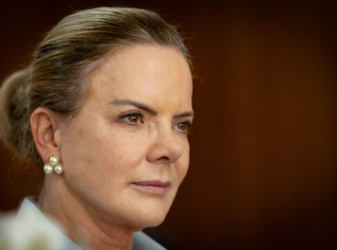 gleisi-cita-acao-da-receita-para-defender-projeto-do-devedor-contumaz