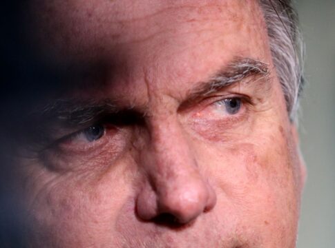 bolsonaro-tem-crise-de-soluco-e-passa-por-atendimento-medico-na-prisao