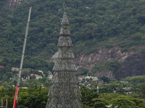rio-se-prepara-para-inaugurar-arvore-de-natal-da-lagoa