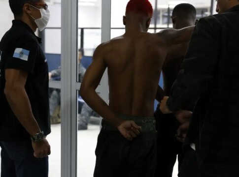 avenida-brasil-e-interditada-e-carros-sao-incendiados-no-rio