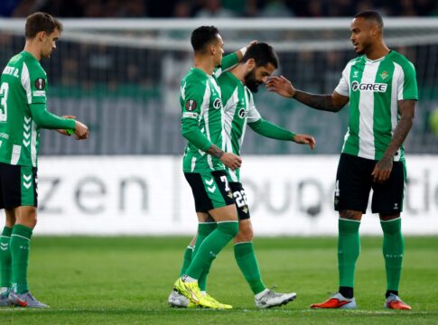 jogadores-do-mesmo-time-se-lesionam-em-lance-inusitado-na-liga-europa